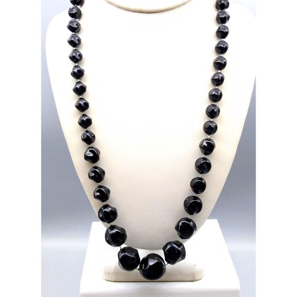 Chic Vintage Black Beaded Necklace, Early Plastic Basic Retro Graduated Strand - Picture 1 of 4